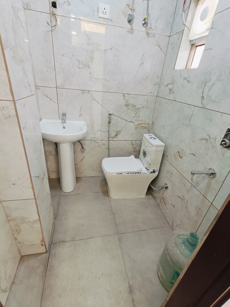 Attached Bathroom, malviya nagar 3 Bedroom 1500 Sq.Ft. Builder Floor In Malviya Nagar Delhi 9070858