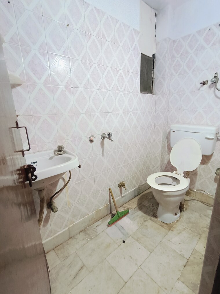 Bathroom, malviya nagar 2 Bedroom 1000 Sq.Ft. Builder Floor In Malviya Nagar Delhi 9070866