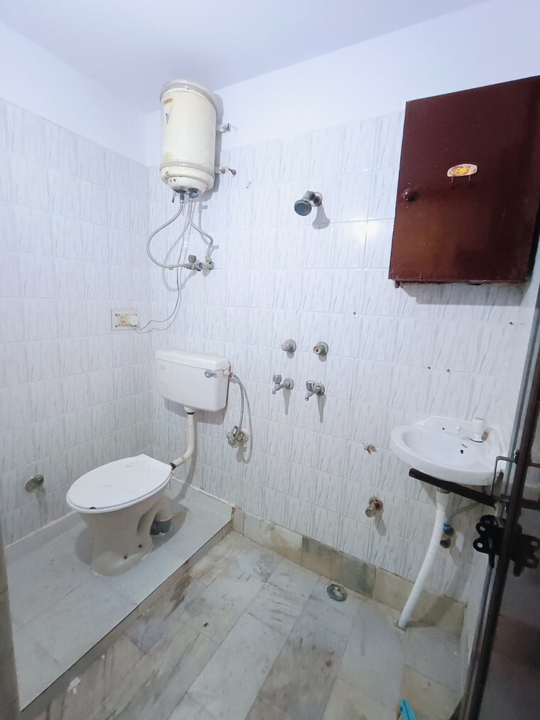 Bathroom, malviya nagar 2 Bedroom 1000 Sq.Ft. Builder Floor In Malviya Nagar Delhi 9070866