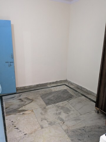 Room in 2.5 BHK Builder Floor at Nirman Vihar – for Rent