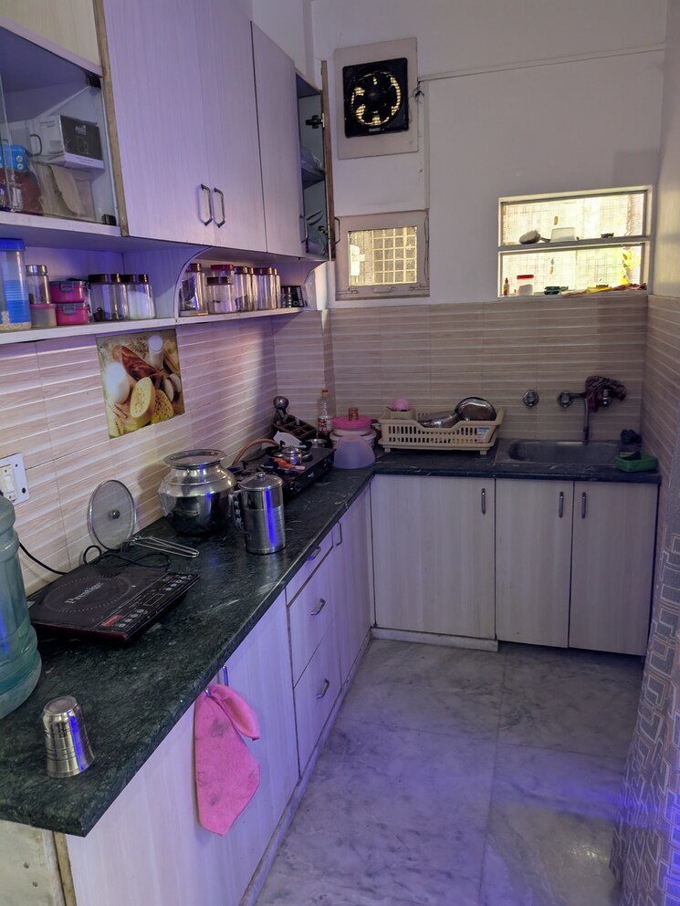 Kitchen, nirman vihar 2.5 Bedroom 100 Sq.Ft. Builder Floor In Nirman Vihar Delhi 9070876