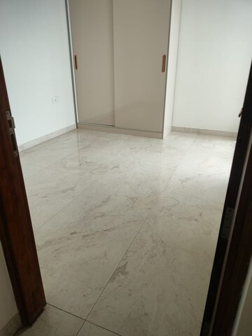 Room in 3 BHK Apartment at Orbit Apartments, Vip Road – for Rent