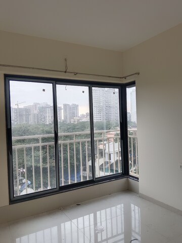 Room in 1 BHK Apartment at Oxford Navrang Crystal, Goregaon West – for Rent