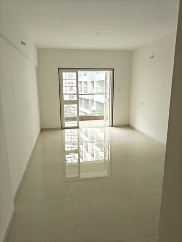 Room in 2.5 BHK Apartment at Kohinoor Viva City, Dhanori – for Rent