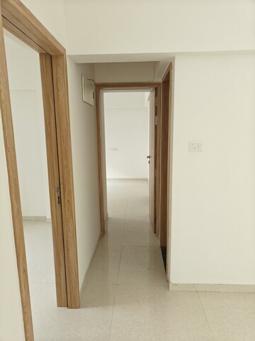 Room in 2.5 BHK Apartment at Kohinoor Viva City, Dhanori – for Rent