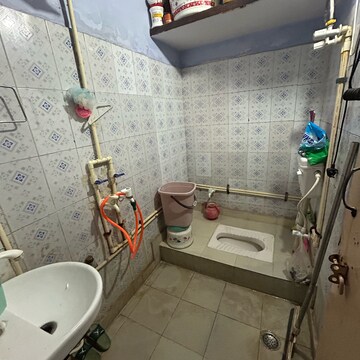 Bathroom in 1.5 BHK Builder Floor at Batla House – for Sale