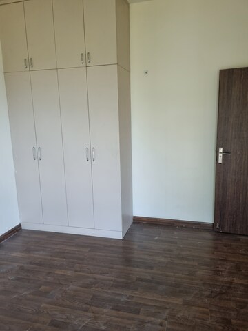 Furnished Amenities in 3 BHK Apartment at BPTP Amstoria, Sector 102 – for Rent