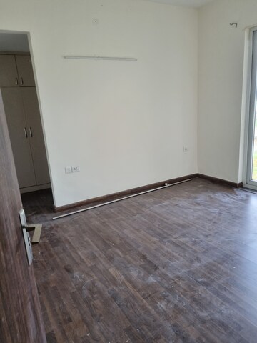 Furnished Amenities in 3 BHK Apartment at BPTP Amstoria, Sector 102 – for Rent