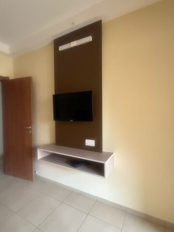 Room in 3.5 BHK Apartment at Bhartiya Nikoo Homes, Thanisandra Main Road – for Rent