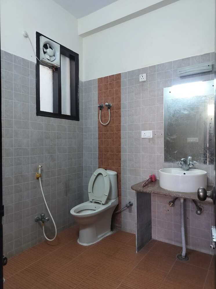 Bathroom, lajpat nagar i 2 Bedroom 100 Sq.Yd. Builder Floor In Lajpat Nagar I Delhi 9071342