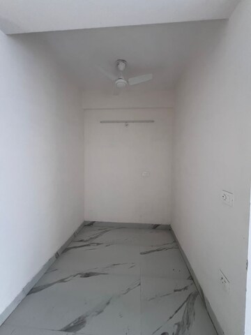 Room in 2.5 BHK Builder Floor at Smart World Gems, Sector 89 – for Rent