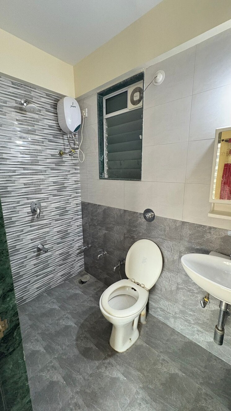 Bathroom, raunak-unnathi-woods-phase-4-and-5 2 Bedroom 1010 Sq.Ft. Apartment In Ghodbunder Road Thane 9071448