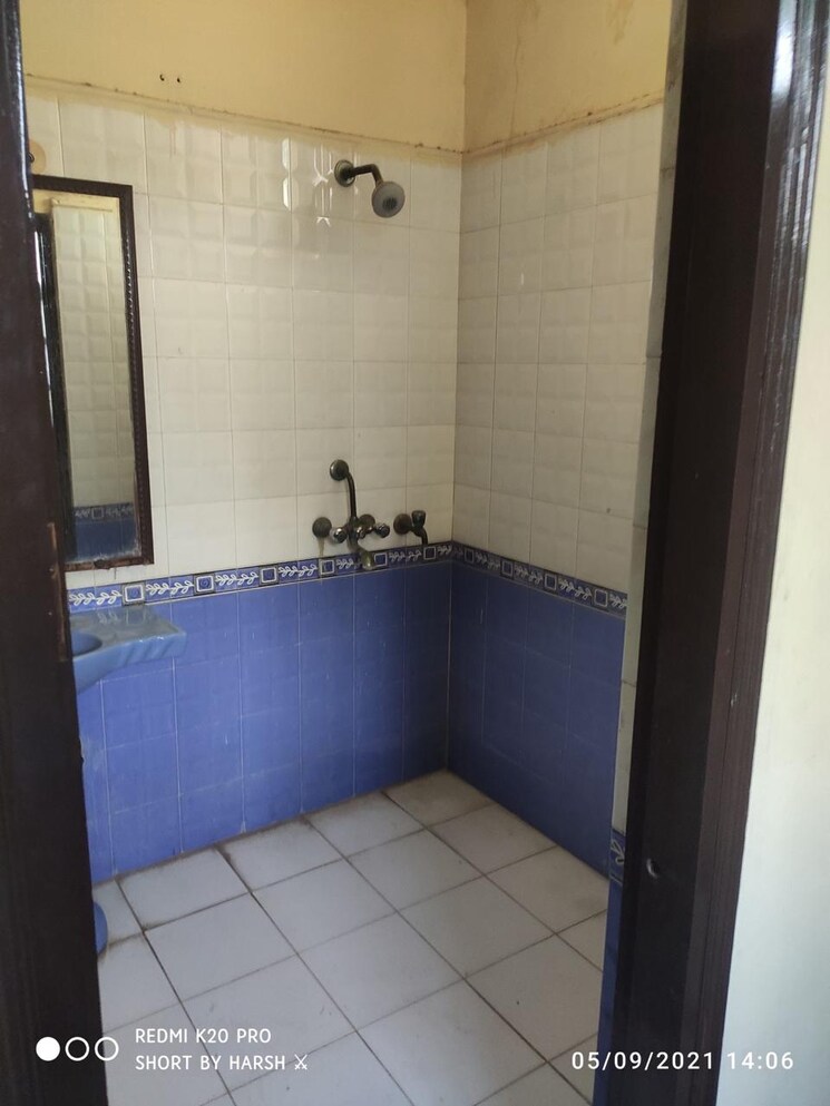 Bathroom, lajpat nagar i 2 Bedroom 100 Sq.Yd. Builder Floor In Lajpat Nagar I Delhi 9071502