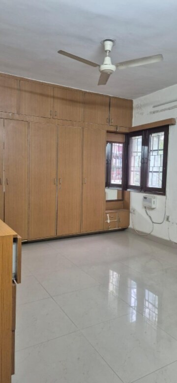 Room in 3 BHK Apartment at DDA Rosewood Apartments, Vasant Kunj – for Rent