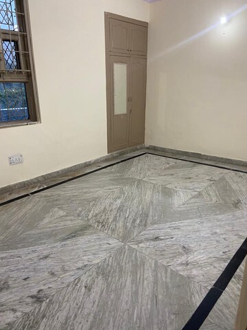 Room in 3 BHK Builder Floor at Green Fields Colony – for Rent