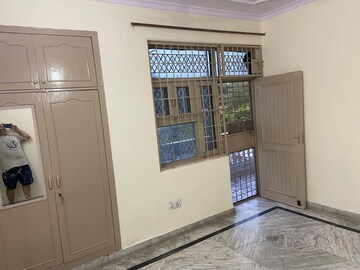 Room in 3 BHK Builder Floor at Green Fields Colony – for Rent
