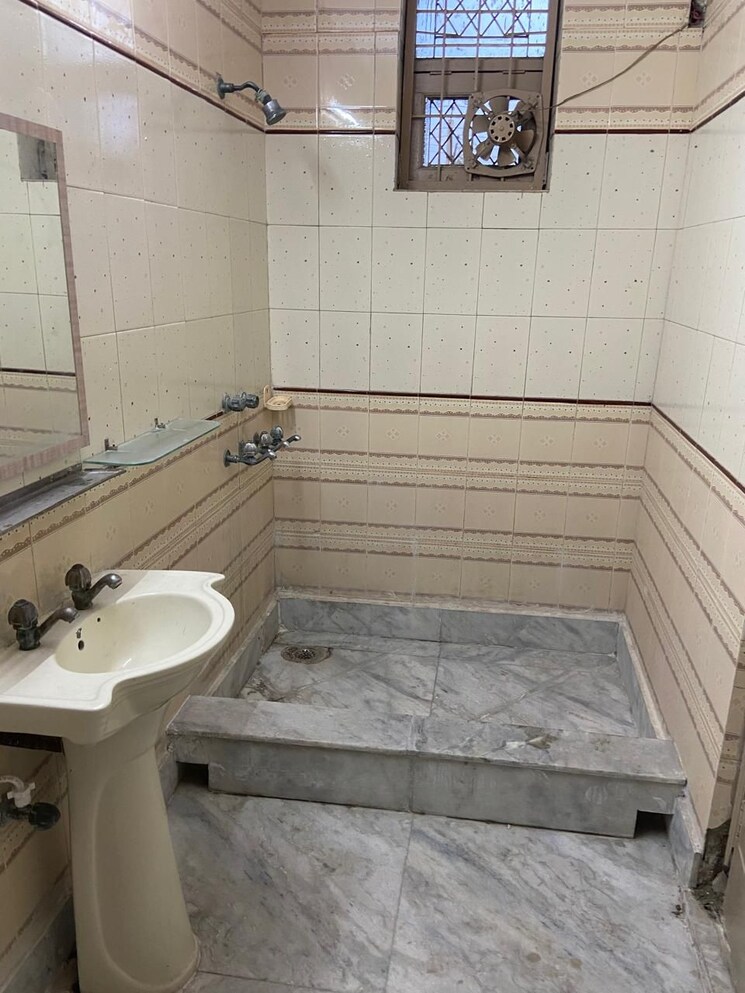Bathroom, green fields colony 3 Bedroom 1450 Sq.Ft. Builder Floor In Green Fields Colony Faridabad 9071559