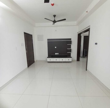 Room in 2 BHK Apartment at Honer Aquantis, Gopanpally – for Rent