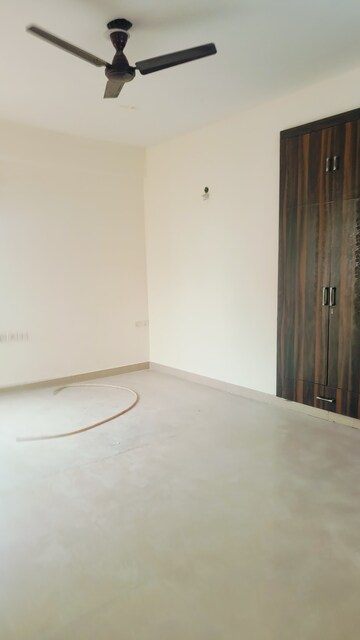 Room in 3 BHK Apartment at Omaxe Royal Residency Faridabad, Sector 79 – for Rent