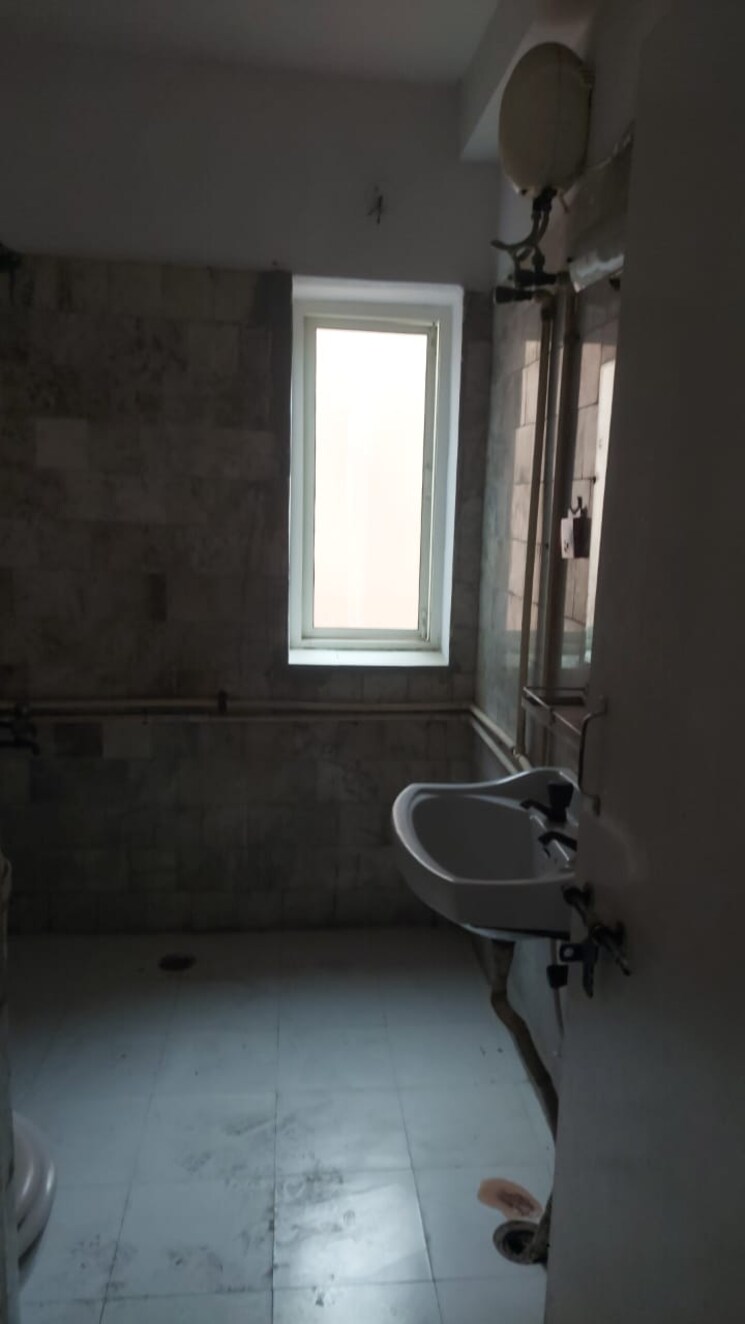Bathroom, lajpat nagar ii 3 Bedroom 200 Sq.Yd. Builder Floor In Lajpat Nagar ii Delhi 9071836