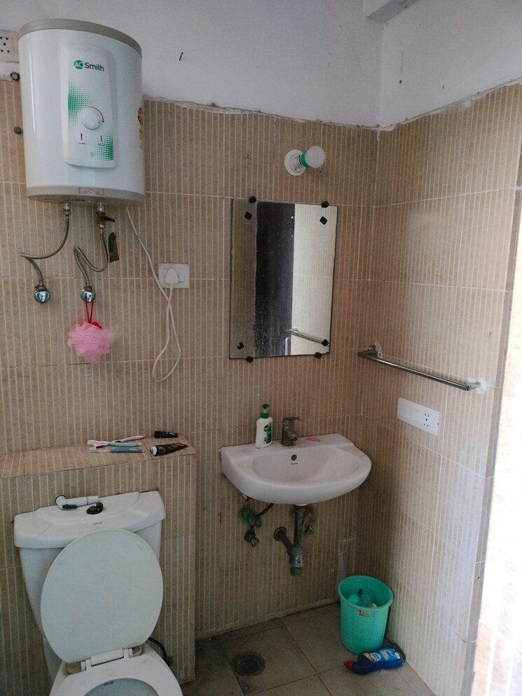 Bathroom, lajpat nagar ii 1 Bedroom 100 Sq.Yd. Builder Floor In Lajpat Nagar ii Delhi 9071847