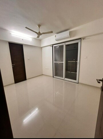 Room in 3 BHK Apartment at Clover Acropolis, Viman Nagar – for Rent