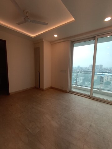 Room in 4 BHK Apartment at Ambience Tiverton, Sector 50 – for Rent