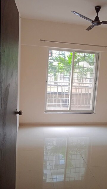 Room in 3 BHK Apartment at Mantra 29 Gold Coast, Tingre Nagar – for Rent