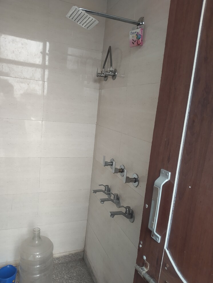 Bathroom, alpha-1-rwa 1 Bedroom 400 Sq.Ft. Independent House In Alpha 1 Greater Noida Greater Noida 9071954