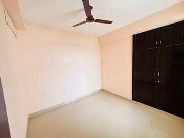 Room in 3 BHK Apartment at JNC The Park, Sector 16c Greater Noida – for Rent