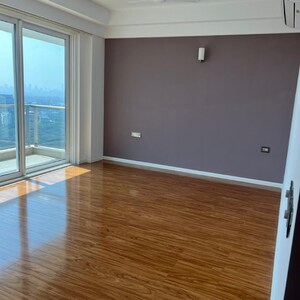 Room in 5 BHK Apartment at DLF The Crest, Dlf Phase V – for Sale