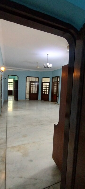 Room in 4 BHK Builder Floor at Sector 14 – for Rent