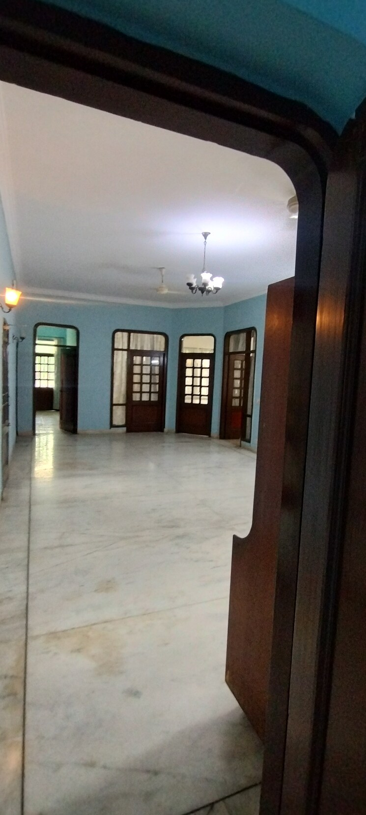 Room, sector 14 4 Bedroom 5000 Sq.Ft. Builder Floor In Sector 14 Noida 9072034