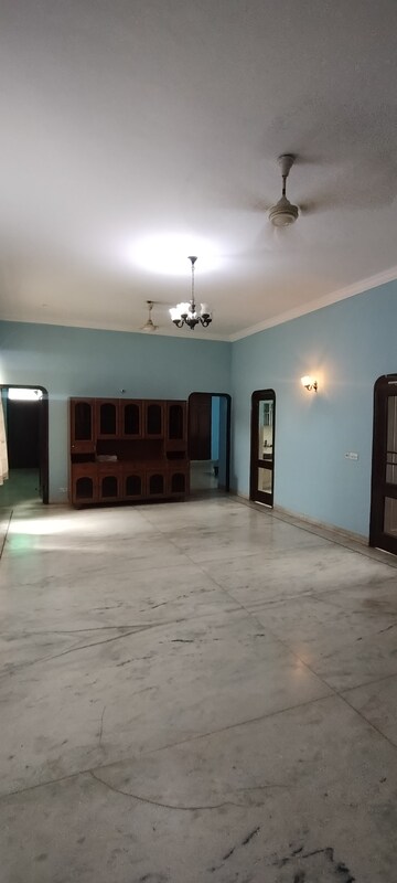 Room in 4 BHK Builder Floor at Sector 14 – for Rent