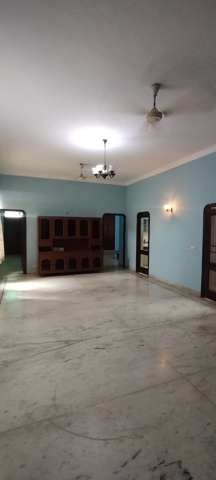 Room, sector 14 4 Bedroom 5000 Sq.Ft. Builder Floor In Sector 14 Noida 9072034