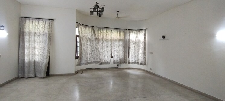 Room, sector 14 4 Bedroom 5000 Sq.Ft. Builder Floor In Sector 14 Noida 9072034