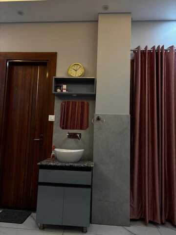 Bedroom in 2 BHK Builder Floor at Jakhan – for Rent