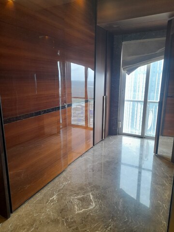 Room in 4 BHK Apartment at Transcon Flora Heights, Andheri West – for Rent
