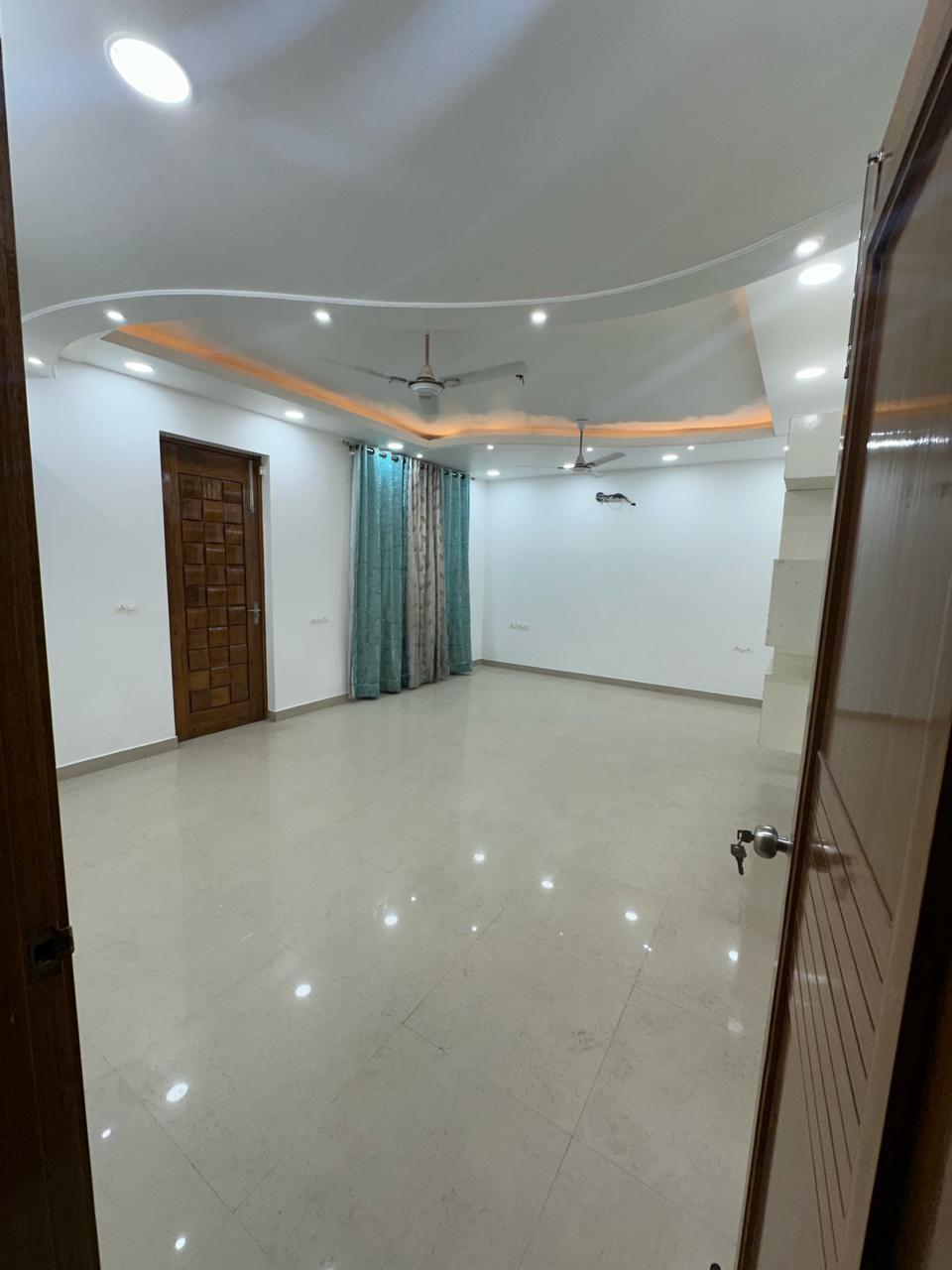 5 BHK + Servant Room 2400 Sq.Ft. Independent House in RWA Apartments Sector 39