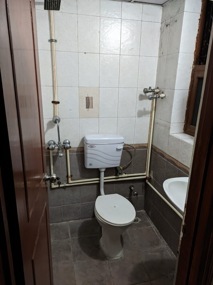 Bathroom, hrc-apartments 2.5 Bedroom 1375 Sq.Ft. Apartment In Vaibhav Khand Ghaziabad 9072428