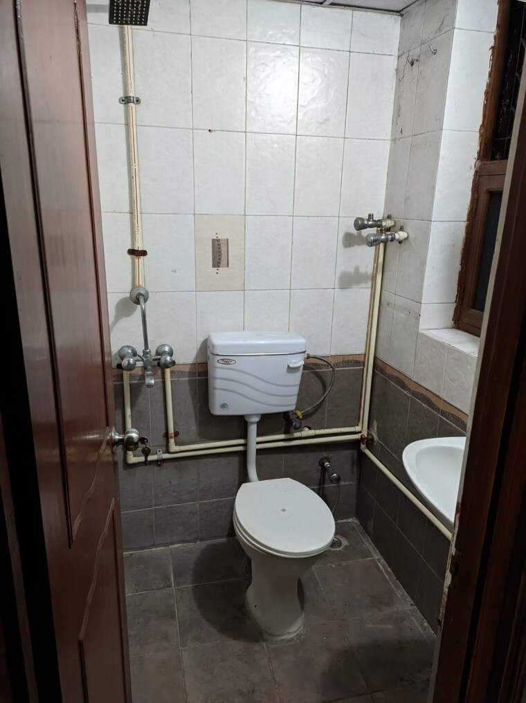 Bathroom, hrc-apartments 2.5 Bedroom 1375 Sq.Ft. Apartment In Vaibhav Khand Ghaziabad 9072428