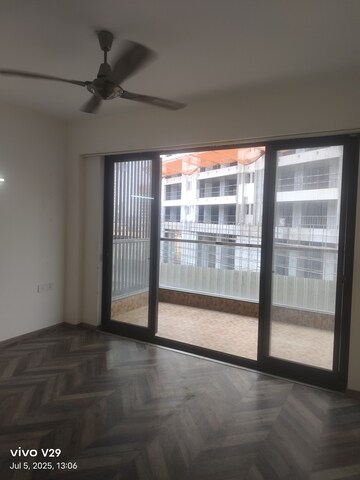 Room in 4 BHK Apartment at Emerald Green, Sector 52 – for Rent