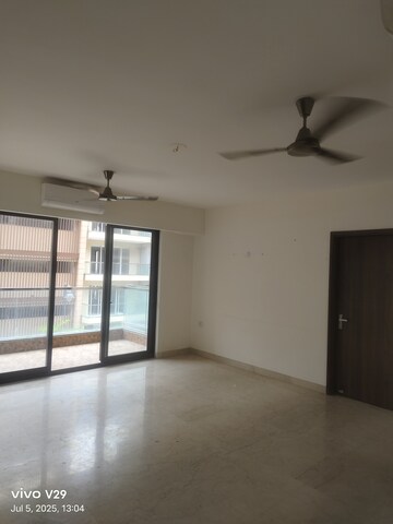 Room in 4 BHK Apartment at Emerald Green, Sector 52 – for Rent