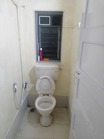 Bathroom in 1.5 BHK Apartment at Jai Hanuman Apartment, Vile Parle East – for Rent