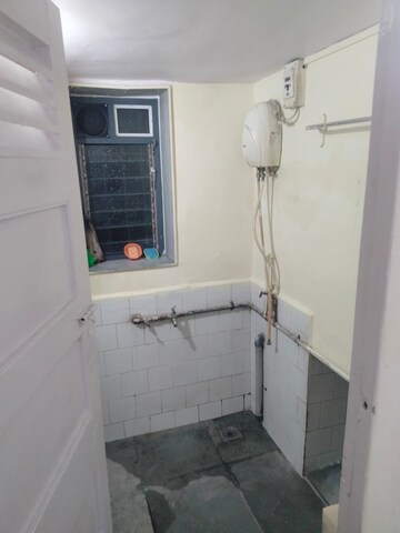Bathroom in 1.5 BHK Apartment at Jai Hanuman Apartment, Vile Parle East – for Rent