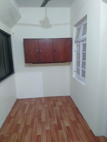 Furnished Amenities in 1.5 BHK Apartment at Jai Hanuman Apartment, Vile Parle East – for Rent