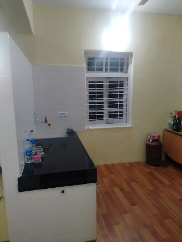 Room in 1.5 BHK Apartment at Jai Hanuman Apartment, Vile Parle East – for Rent