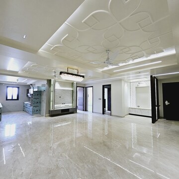 Room in 4 BHK Builder Floor at Sector 85 – for Rent