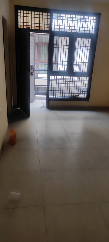 Room in 3.5 BHK Builder Floor at Wave Springwood Enclave, Mahurali – for Rent
