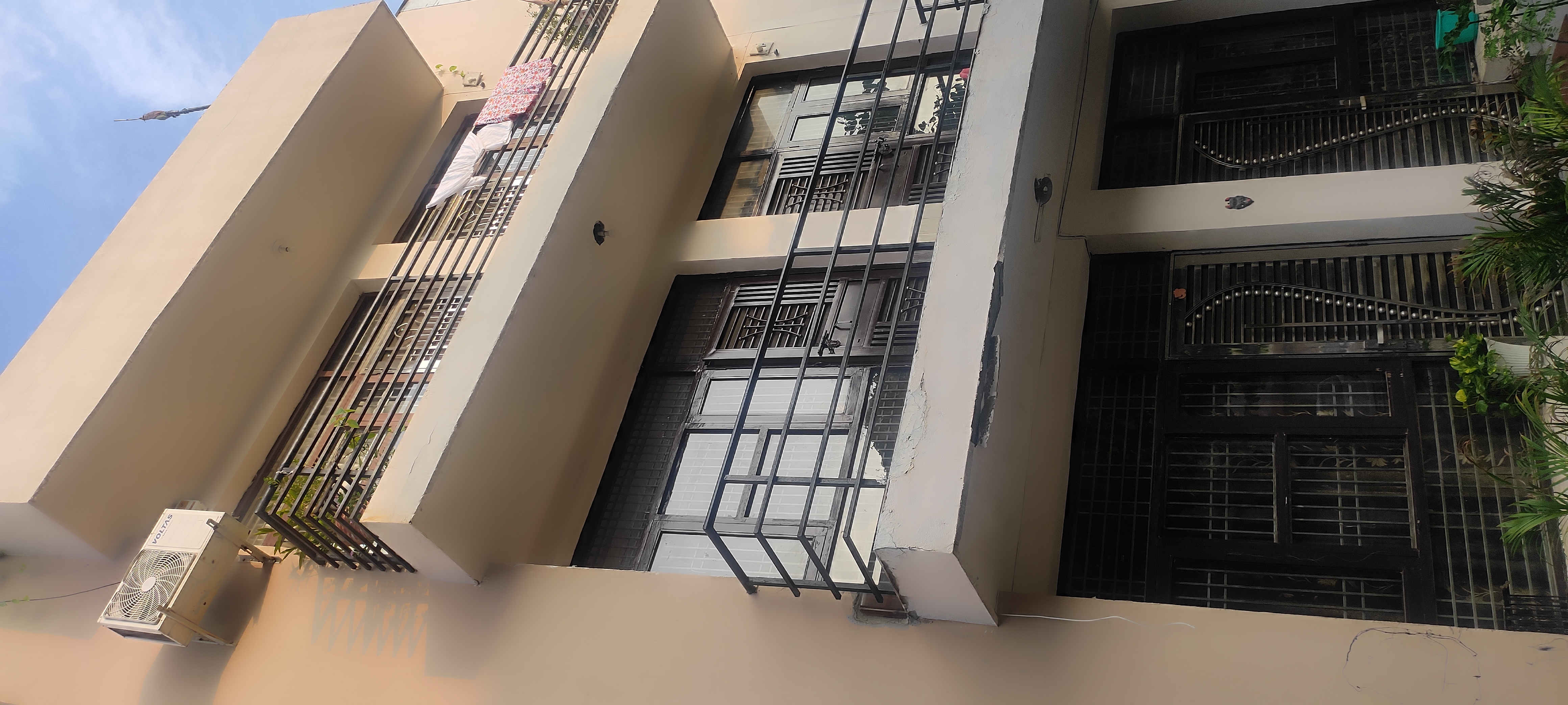 3.5 BHK + Servant Room 1855 Sq.Ft. Builder Floor in Wave Springwood Enclave